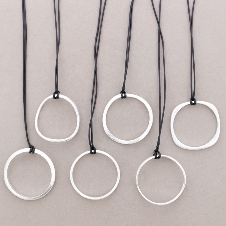 LONG NECKLACE WITH METAL RING PENDANT