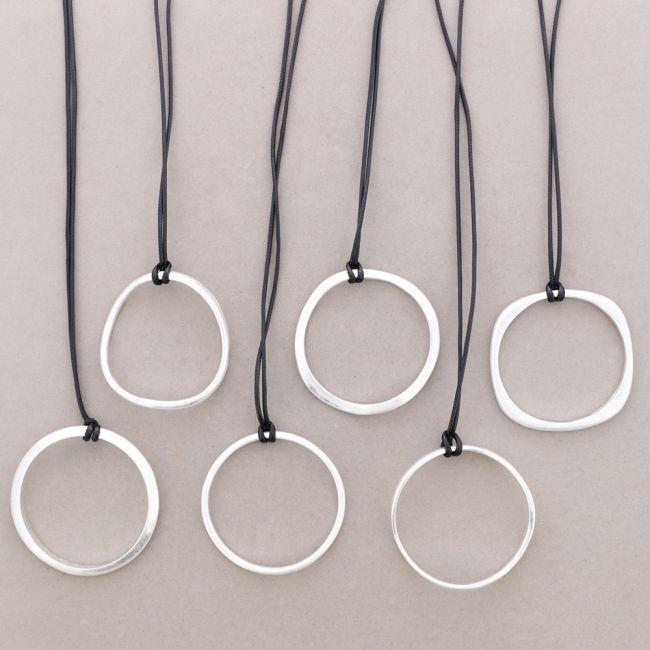 LONG NECKLACE WITH METAL RING PENDANT