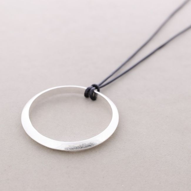 LONG NECKLACE WITH METAL RING PENDANT