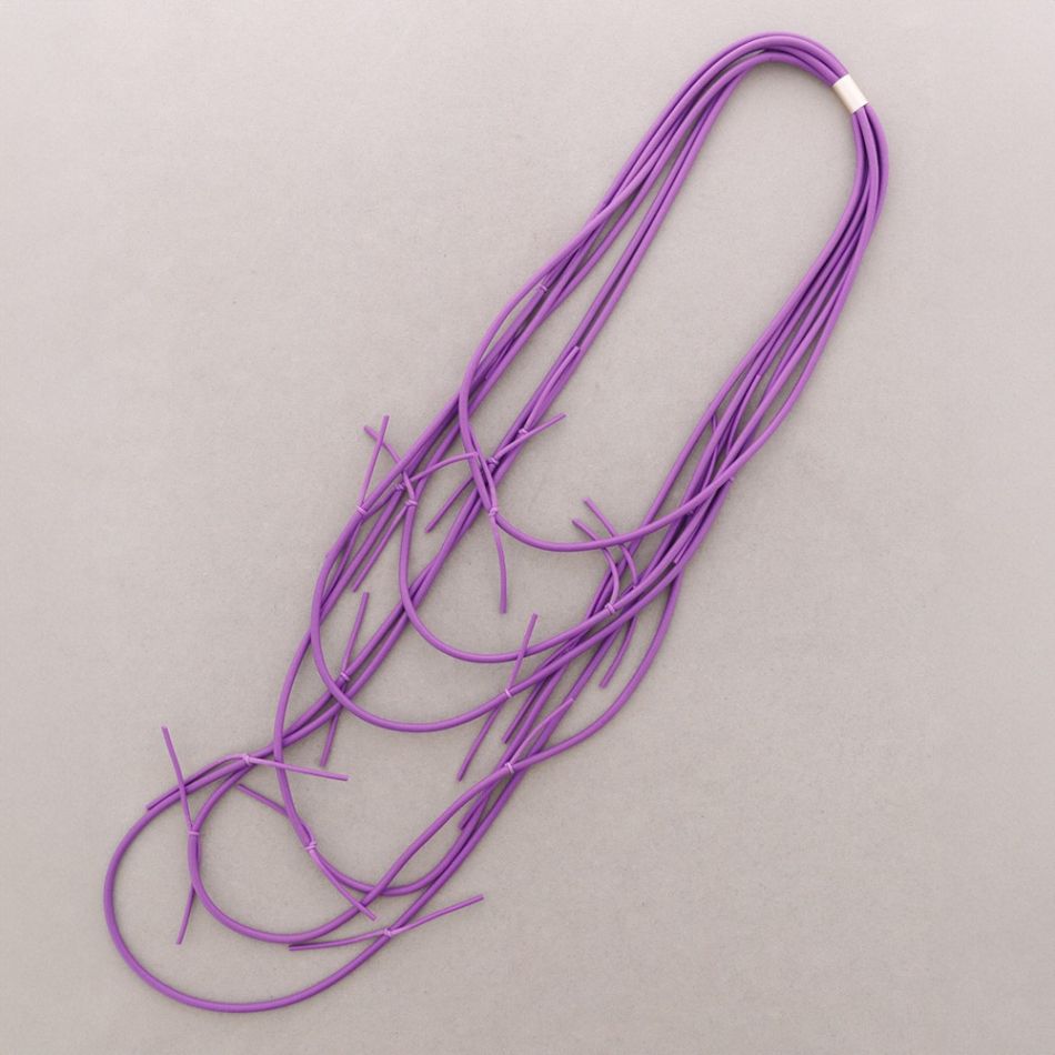 MULTI-TURN MAGNET NECKLACE WITH RUBBER KNOTS
