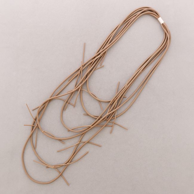 MULTI-TURN MAGNET NECKLACE WITH RUBBER KNOTS