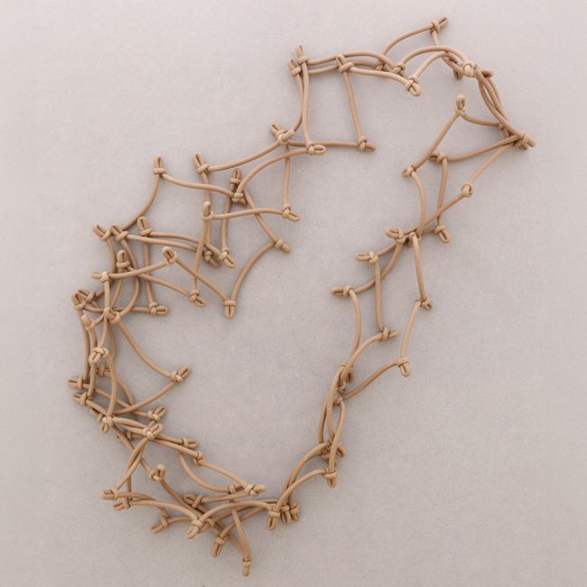 LONG RUBBER NECKLACE WITH KNOTS
