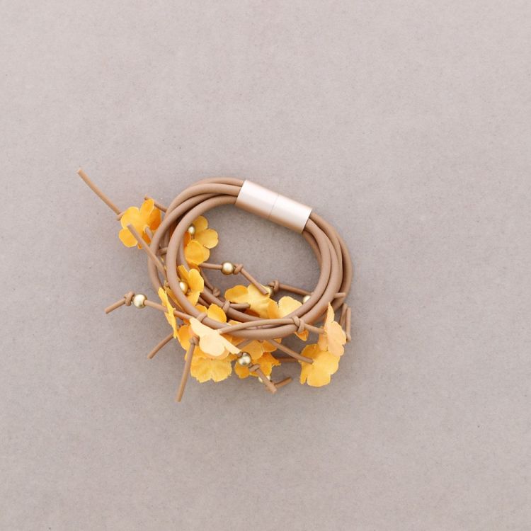 MULTI-STRAP RUBBER BRACELET WITH FLOWERS