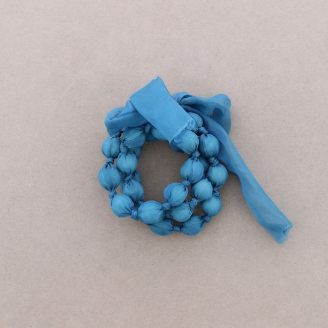 PULSERA TRIPLE BOLAS FORRADAS TELA