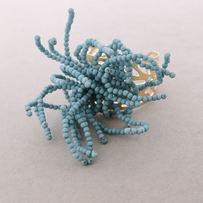 FLEXIBLE FLOWER BRACELET WITH RESIN BEADS