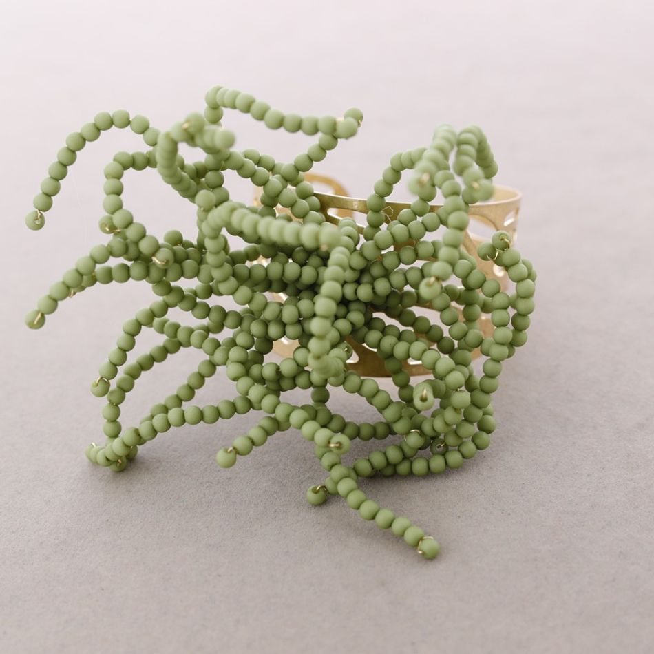 FLEXIBLE FLOWER BRACELET WITH RESIN BEADS
