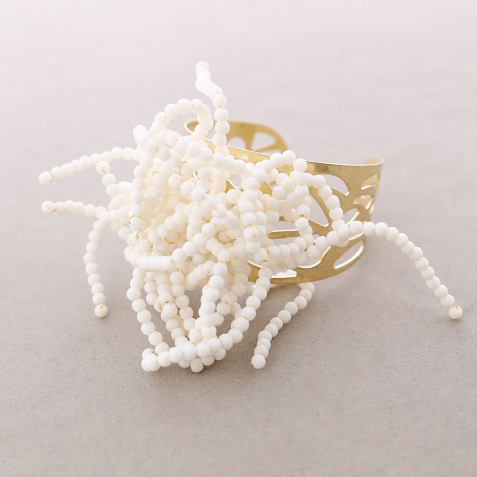 FLEXIBLE FLOWER BRACELET WITH RESIN BEADS