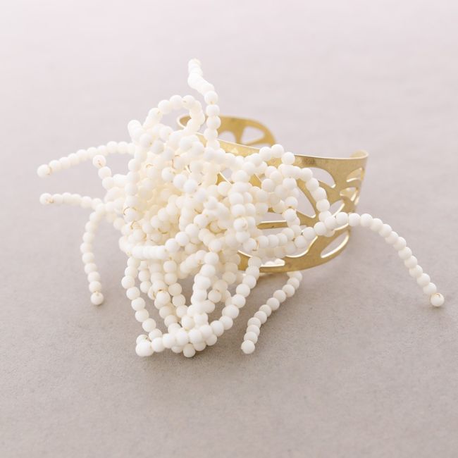 FLEXIBLE FLOWER BRACELET WITH RESIN BEADS