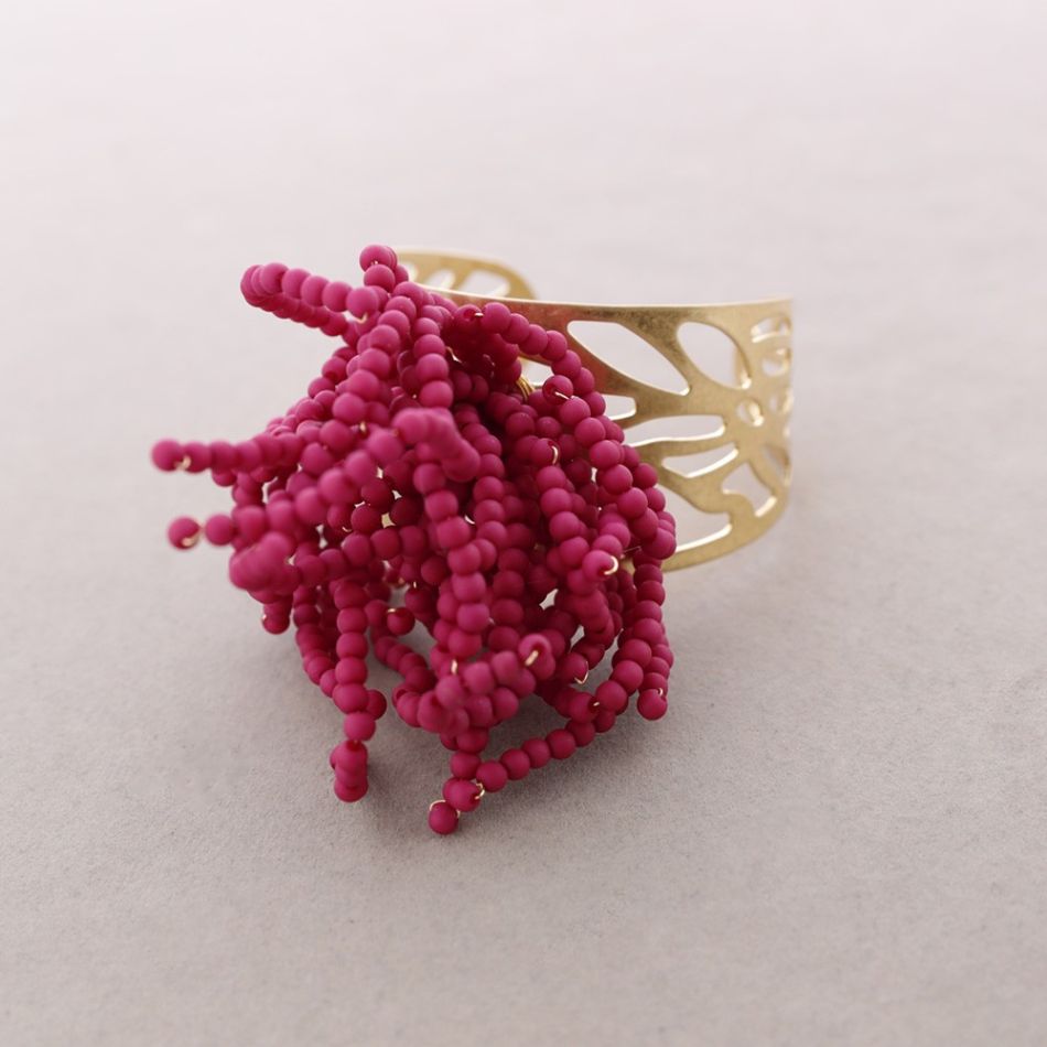 FLEXIBLE FLOWER BRACELET WITH RESIN BEADS