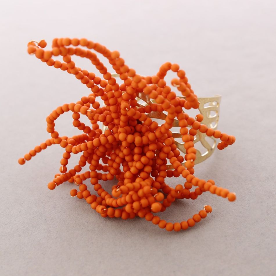 FLEXIBLE FLOWER BRACELET WITH RESIN BEADS