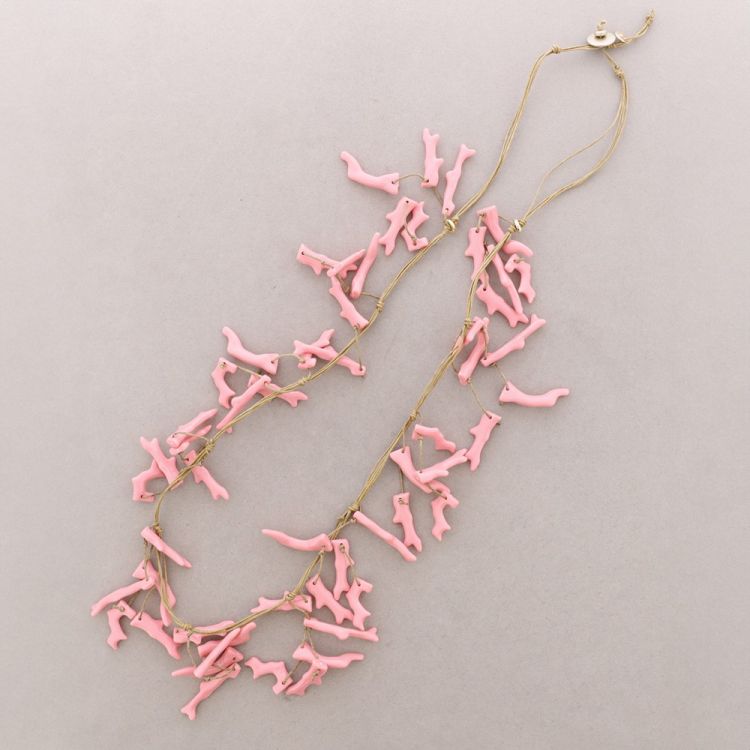 LONG NECKLACE WITH CORAL RESIN PENDANTS