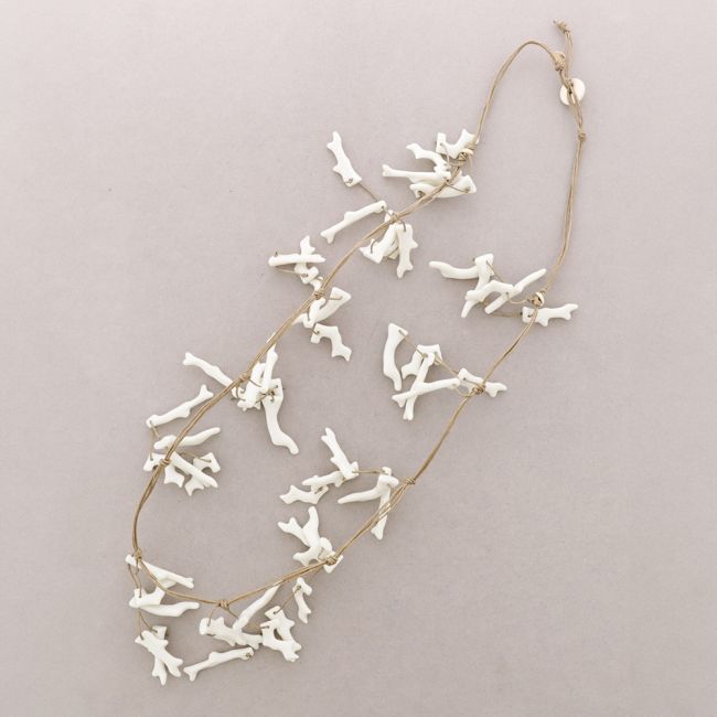 COLLAR LARGO COLGANTES CORAL RESINA