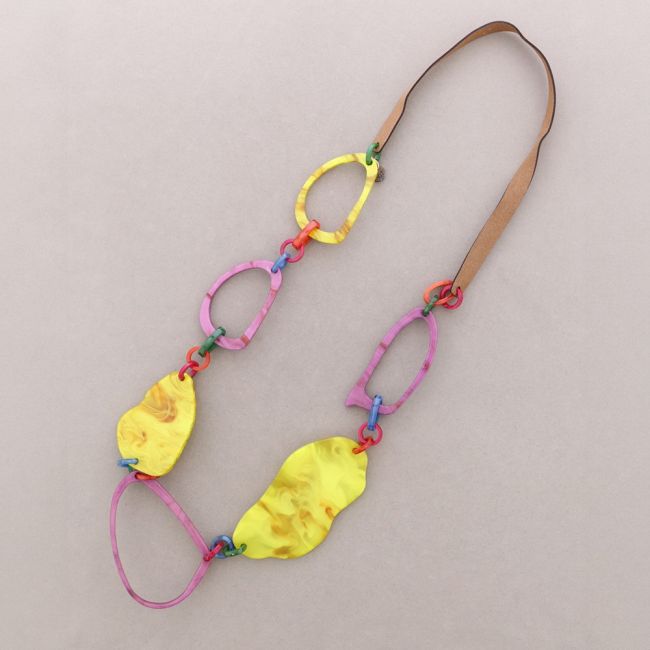 LONG NECKLACE WITH RESIN BEADS