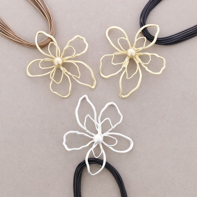 METAL FLOWER PENDANT CHOKER