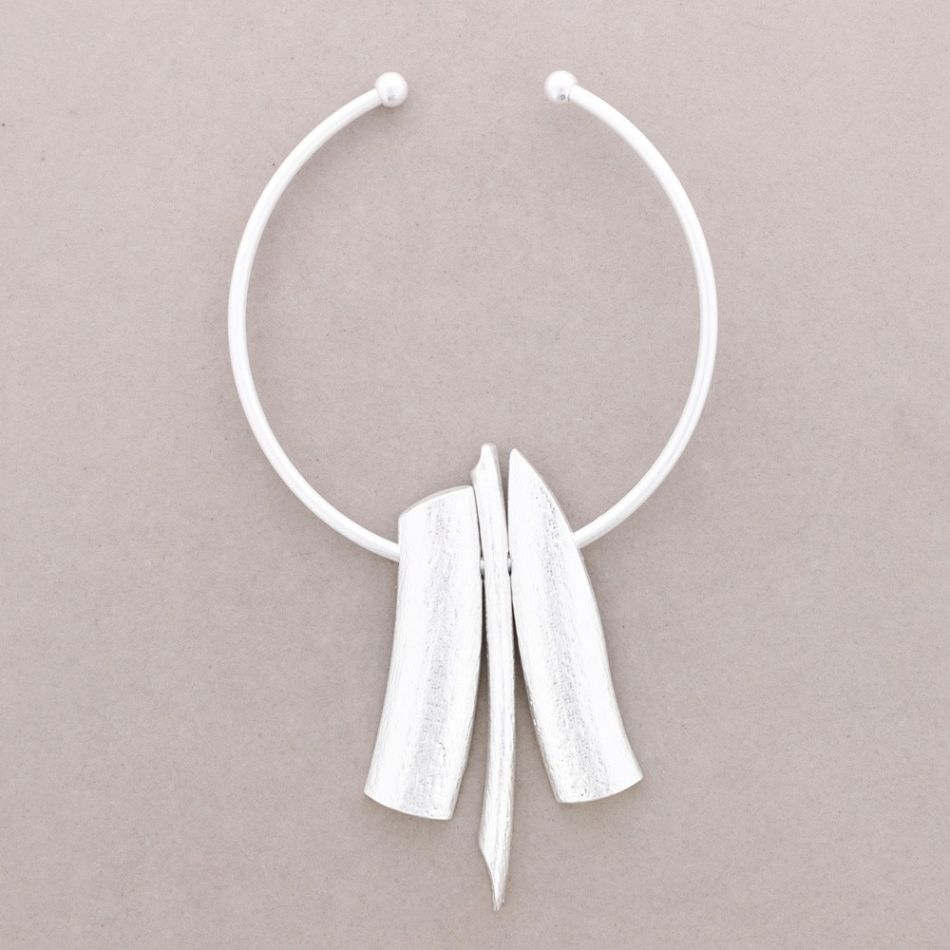 METAL PENDANT CHOKER