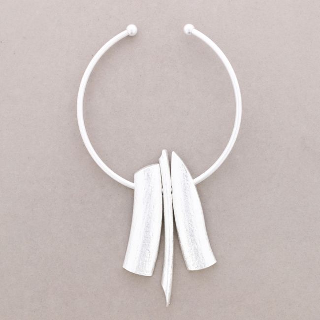 METAL PENDANT CHOKER