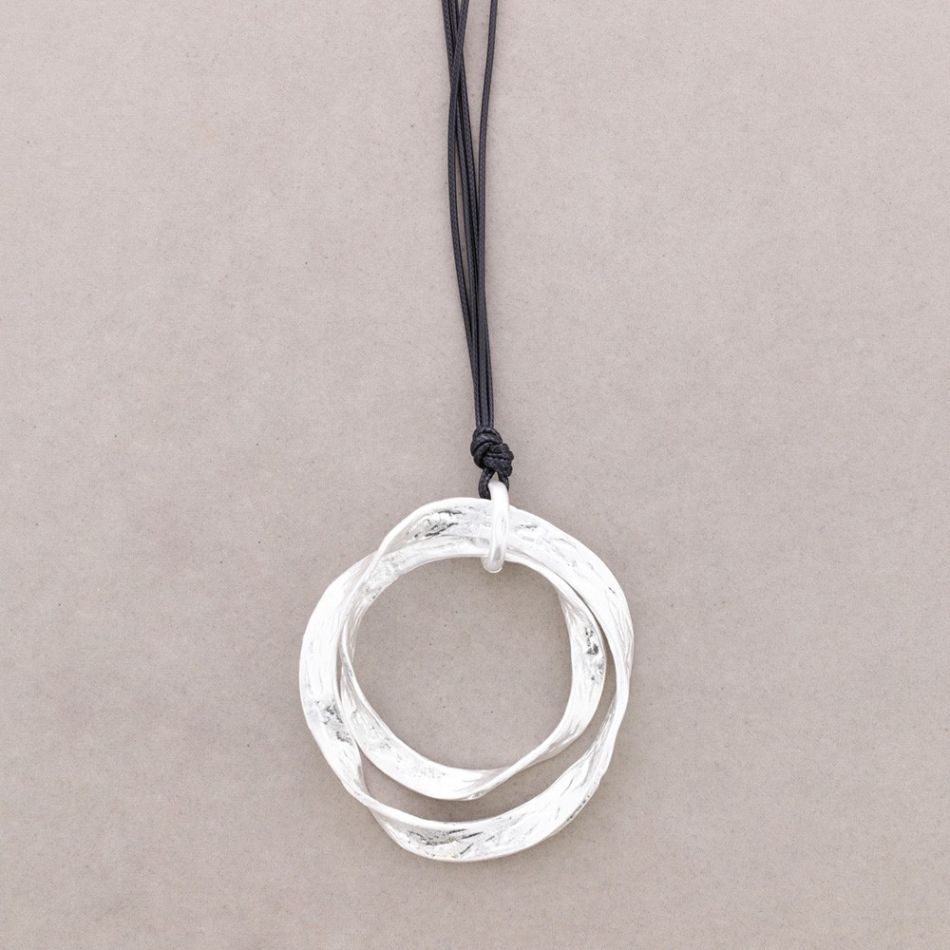 LONG NECKLACE WITH DOUBLE METAL HOOP PENDANT