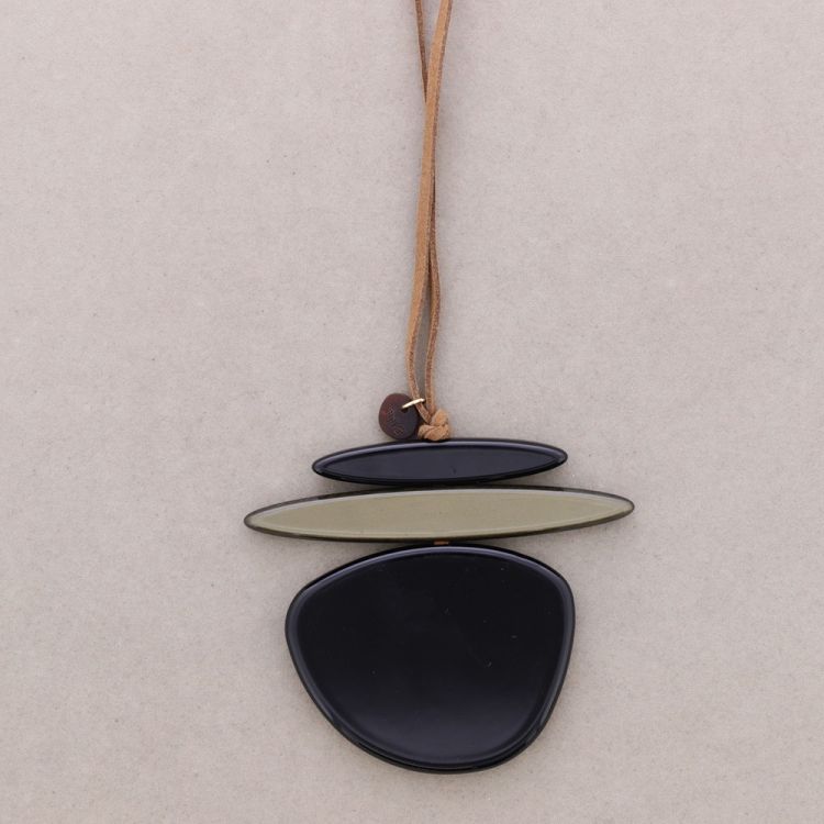 COLLAR LARGO COLGANTE RESINA