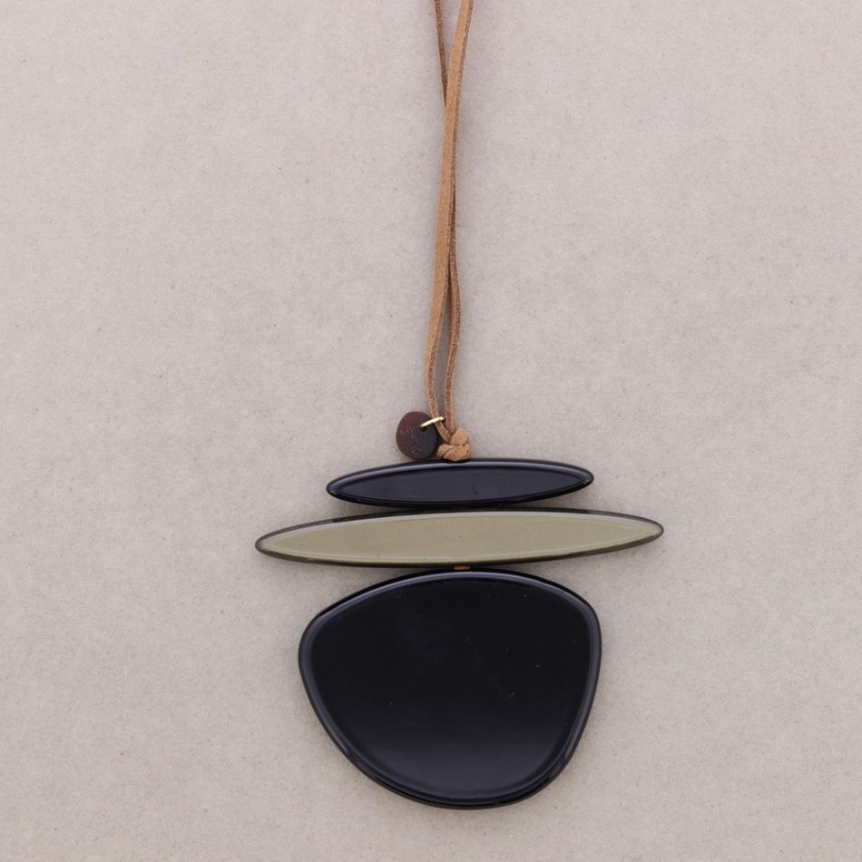 RESIN PENDANT NECKLACE