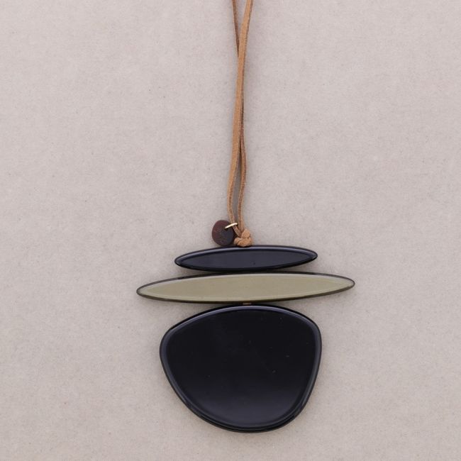 RESIN PENDANT NECKLACE