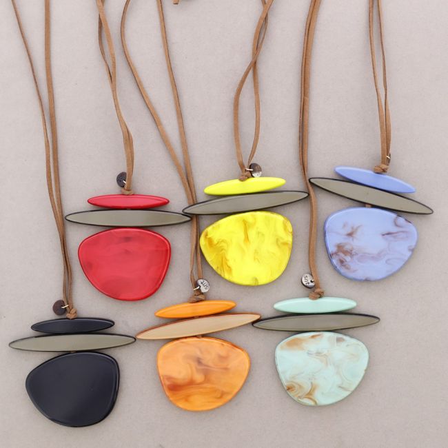 RESIN PENDANT NECKLACE