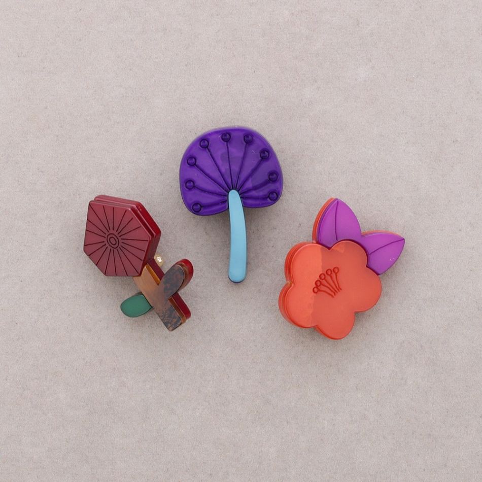 TRIPLE RESIN FLOWER BROOCH SET