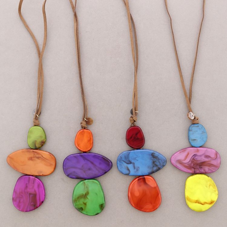 LONG NECKLACE WITH TRIPLE RESIN PENDANT 2