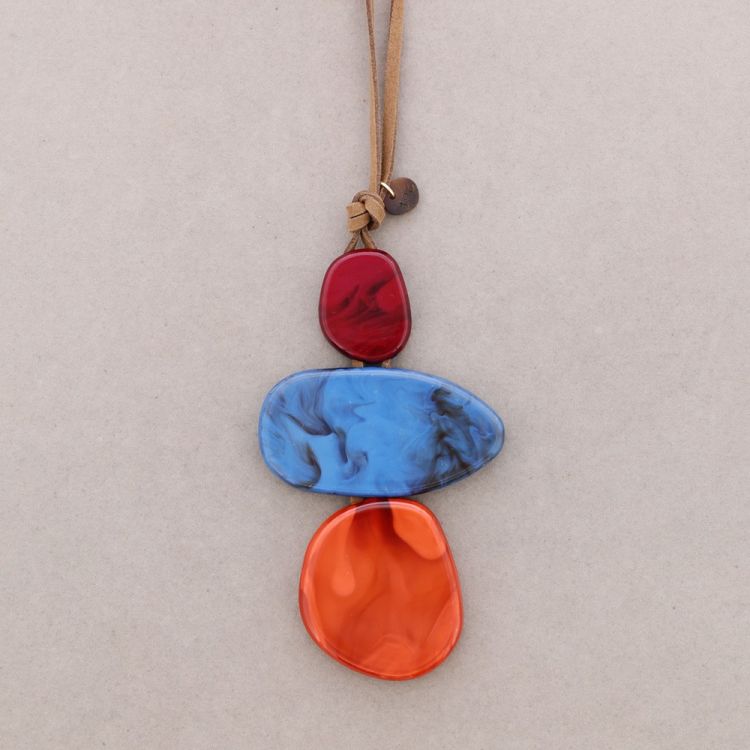 COLLAR LARGO COLGANTE TRIPLE RESINA