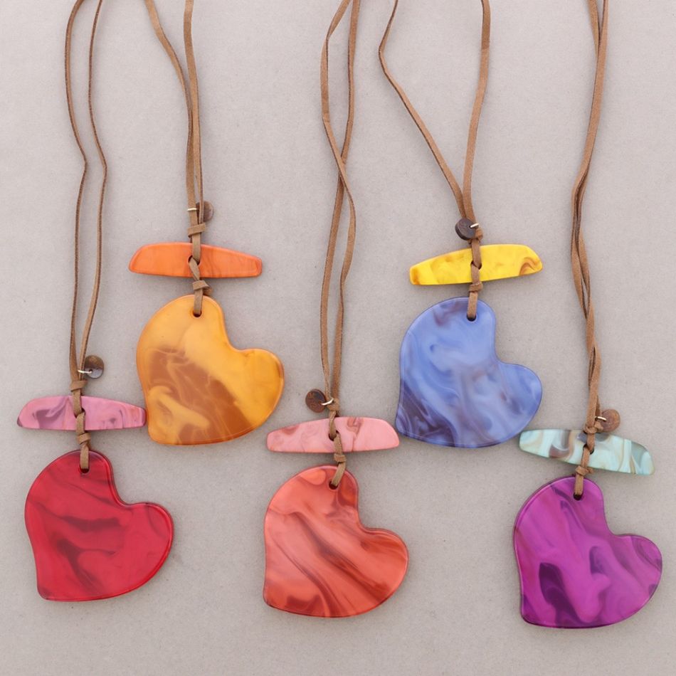 COLLAR LARGO COLGANTE CORAZÓN RESINA