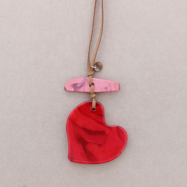 COLLAR LARGO COLGANTE CORAZÓN RESINA