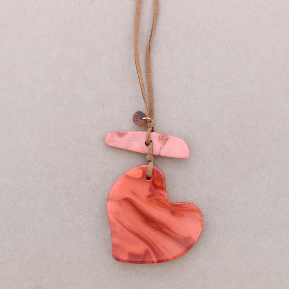 COLLAR LARGO COLGANTE CORAZÓN RESINA