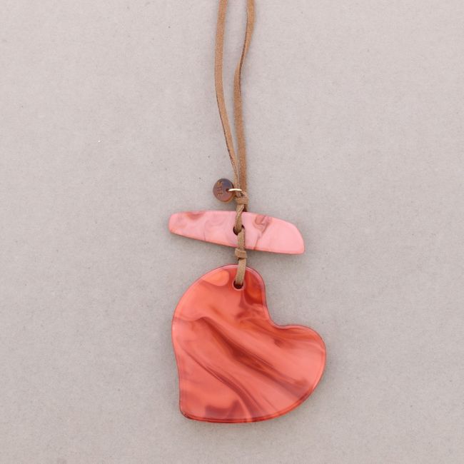 COLLAR LARGO COLGANTE CORAZÓN RESINA