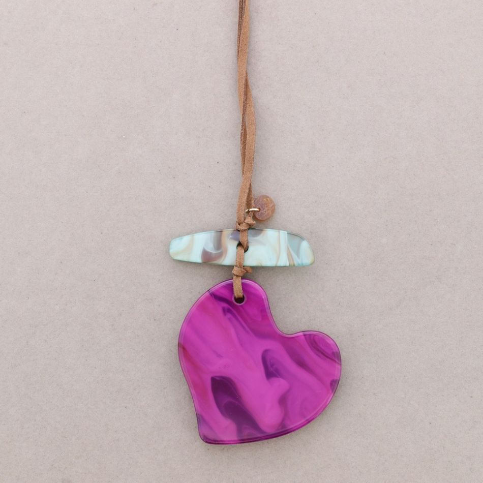 COLLAR LARGO COLGANTE CORAZÓN RESINA