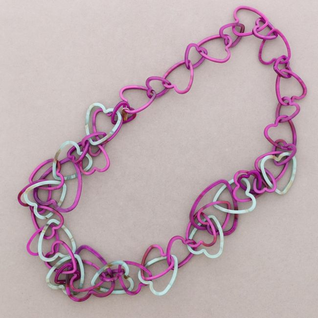 COLLAR LARGO ESLABONES CORAZÓN RESINA