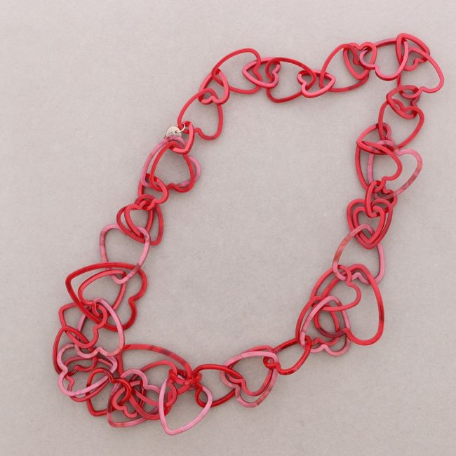 COLLAR LARGO ESLABONES CORAZÓN RESINA