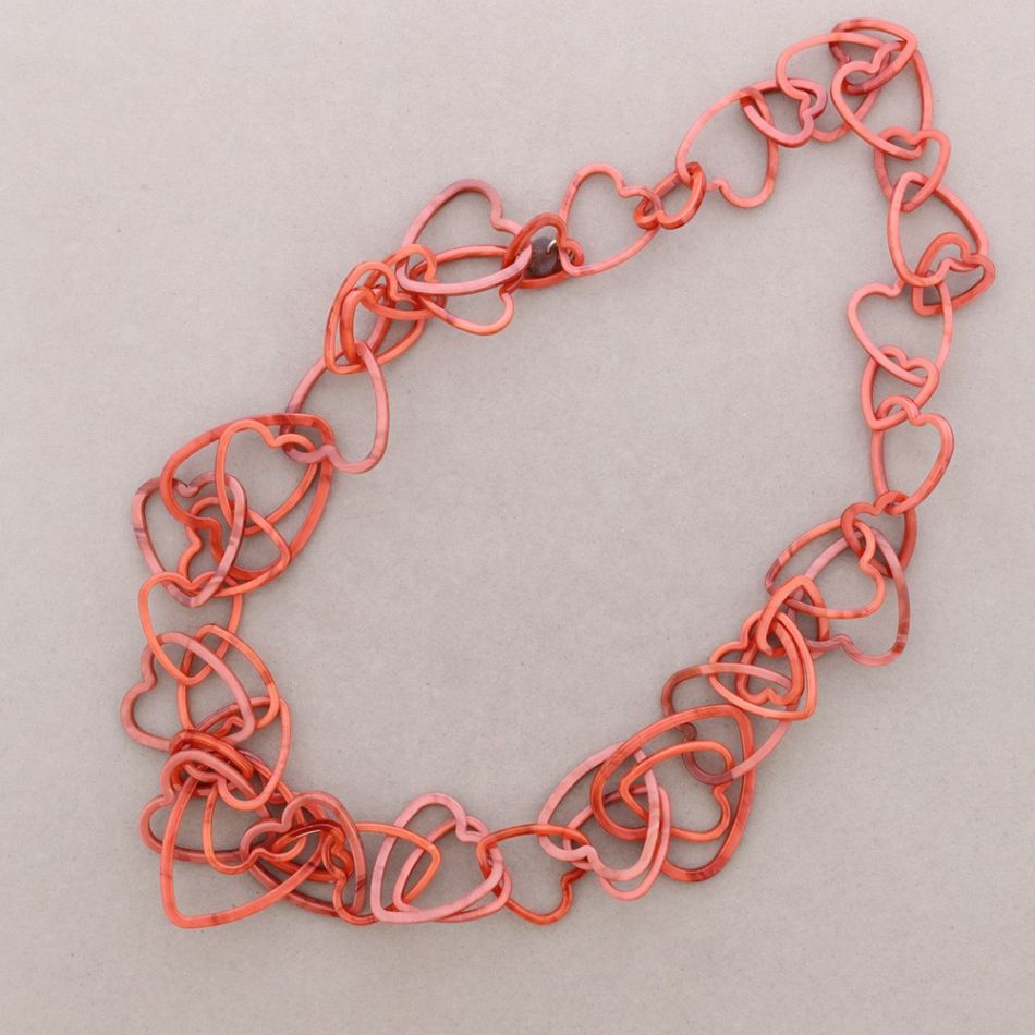 COLLAR LARGO ESLABONES CORAZÓN RESINA