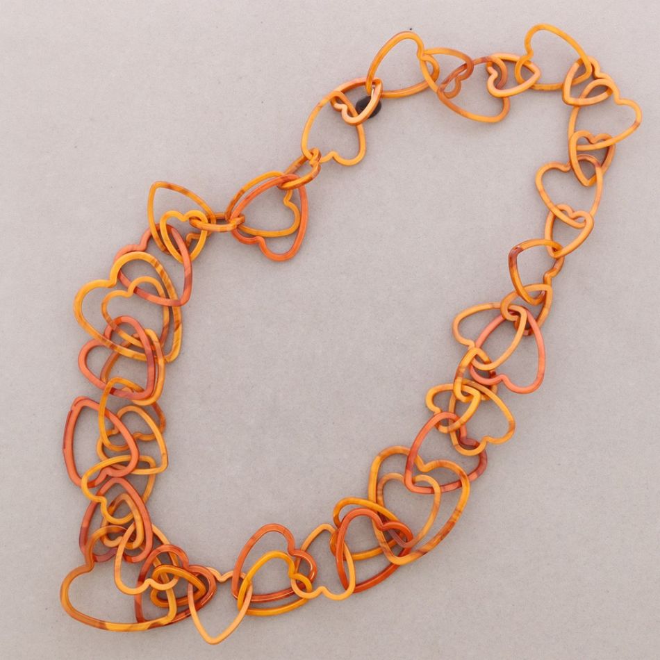 COLLAR LARGO ESLABONES CORAZÓN RESINA