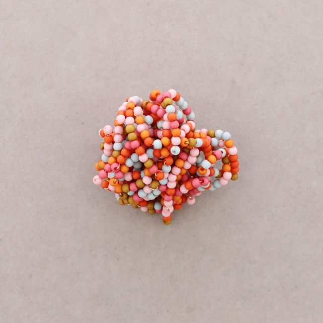 BROCHE FLOR FLEXIBLE CUENTAS RESINA