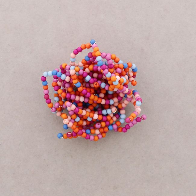 BROCHE FLOR FLEXIBLE CUENTAS RESINA
