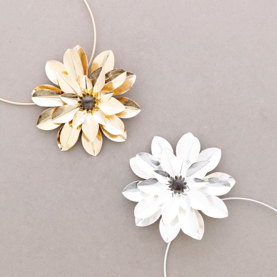 METAL FLOWER CHOKER