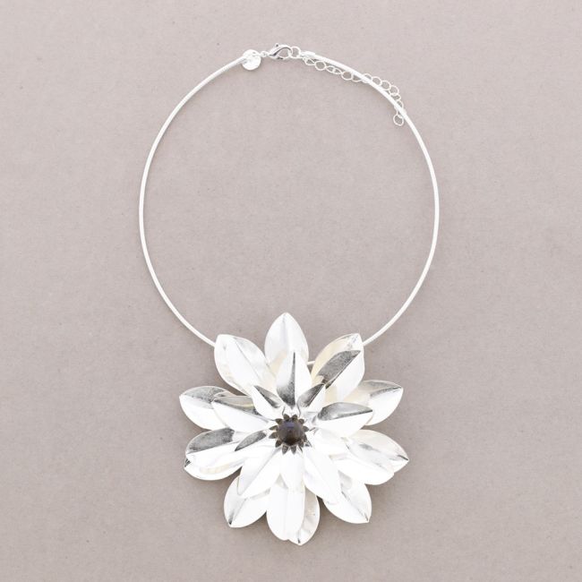 METAL FLOWER CHOKER