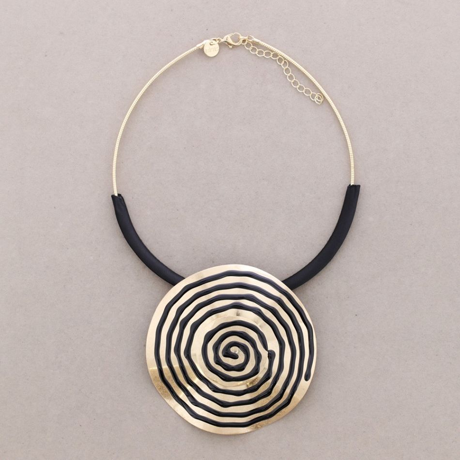 METAL NECKLACE WITH SPIRAL ENAMEL MEDALLION