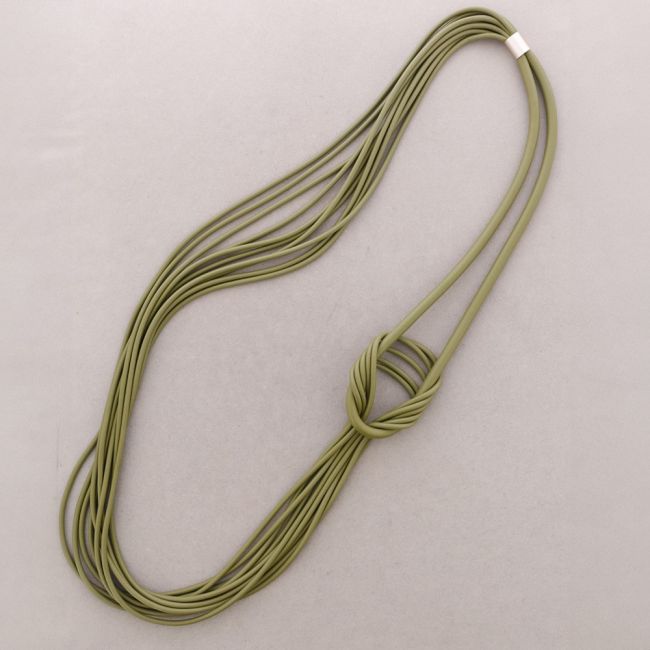 COLLAR LARGO IMÁN GOMA NUDO