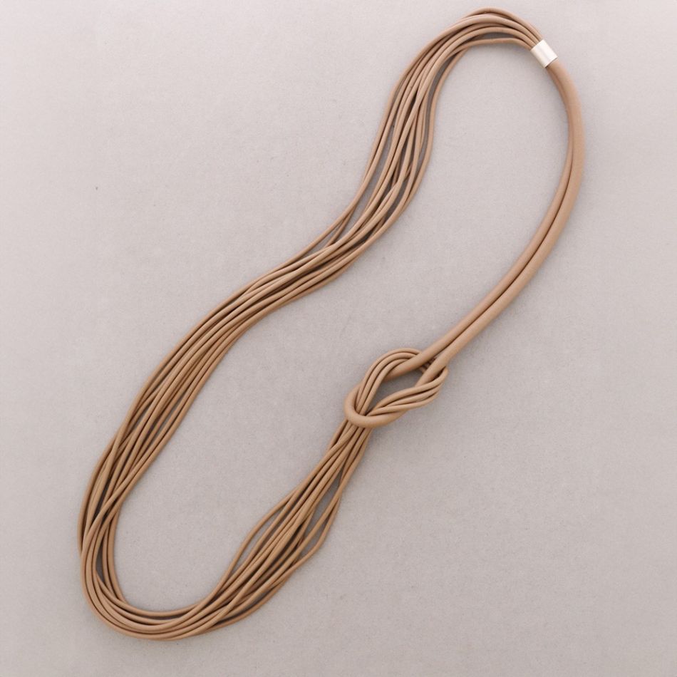 COLLAR LARGO IMÁN GOMA NUDO