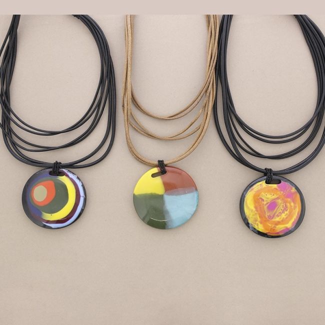 RESIN PENDANT LEATHER SHORT NECKLACE