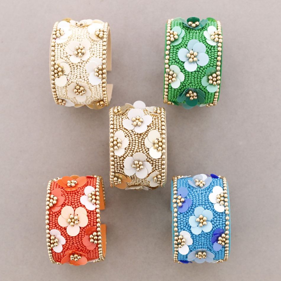 PULSERA ÉTNICA AJUSTABLE FLORES LENTEJUELAS ABALORIOS