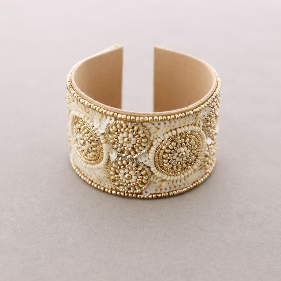 ADJUSTABLE ETHNIC BEADS BRACELET