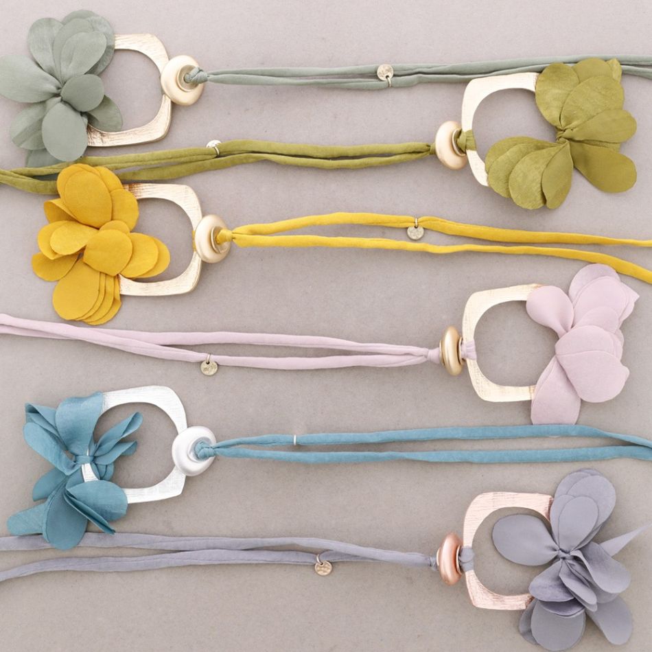 COLLAR LARGO COLGANTE METAL FLOR TELA
