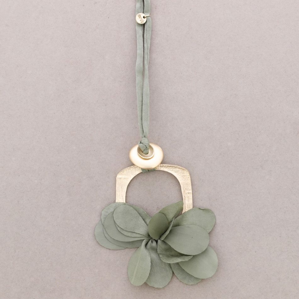 COLLAR LARGO COLGANTE METAL FLOR TELA