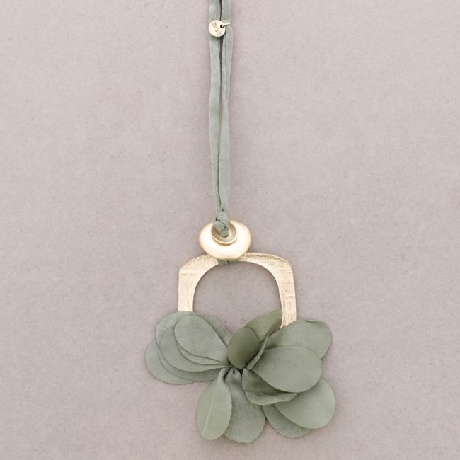 COLLAR LARGO COLGANTE METAL FLOR TELA
